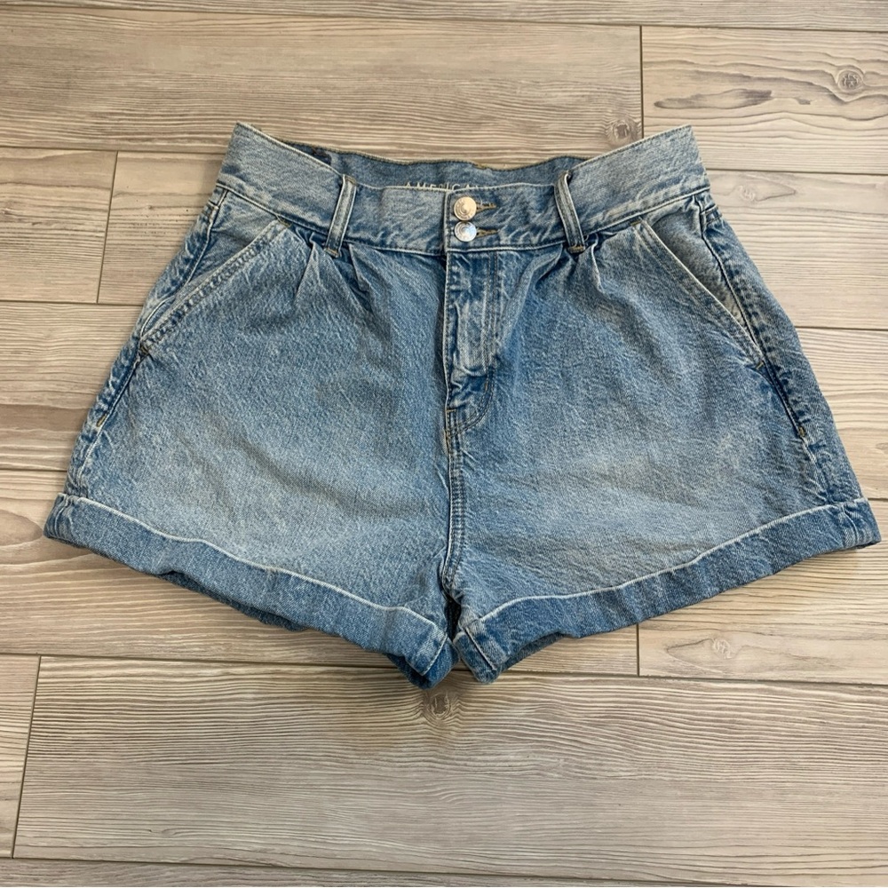 Womens Size 6 American Eagle Mom Shorts Denim Shorts Pleated  Cuffed